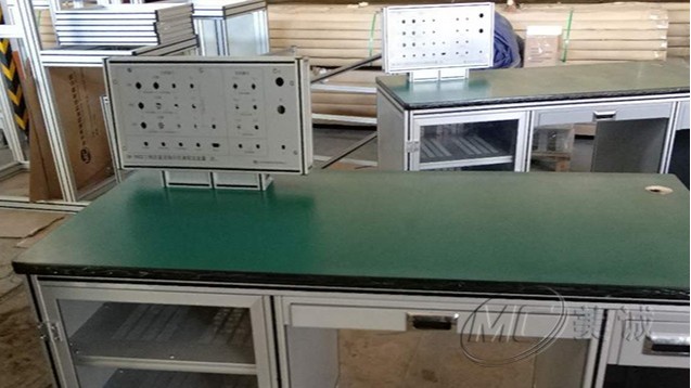鈑金電器顯示屏鋁型材工作臺(tái) 鈑金電器顯示屏鋁型材工作臺(tái)